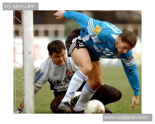 足球明星踢球失误意外打碎玻璃引发的趣味故事与意外反响